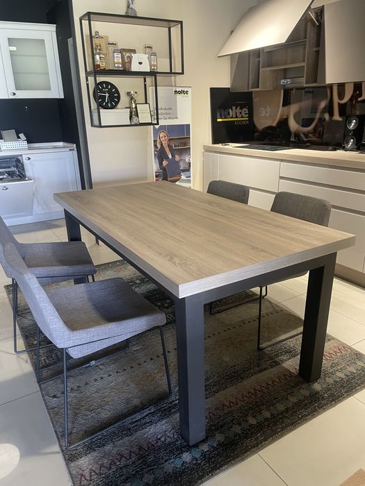 Стол с металическим каркаслм