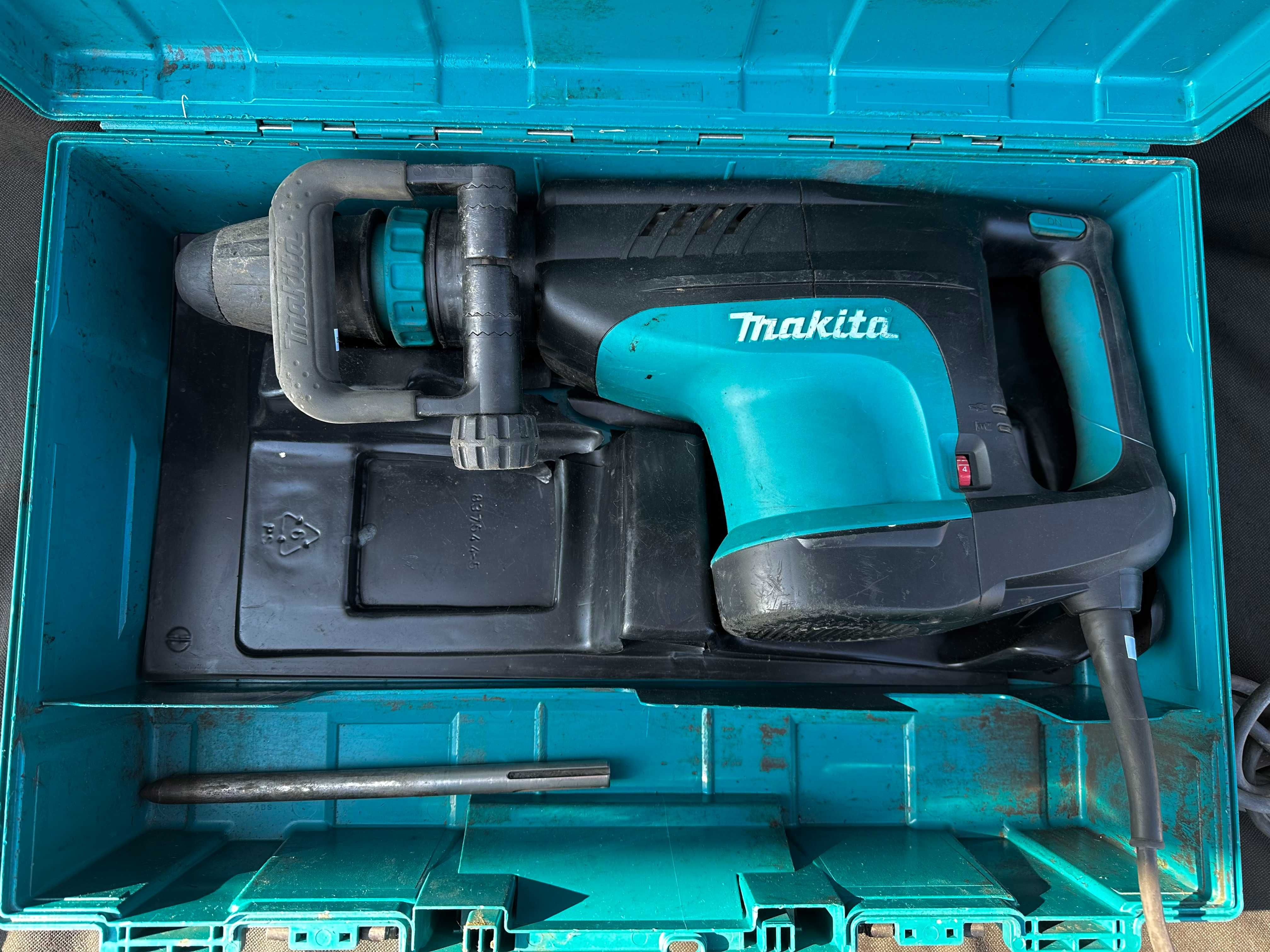 Młot Wyburzeniowy Makita HM1213C Dłuto/Walizka