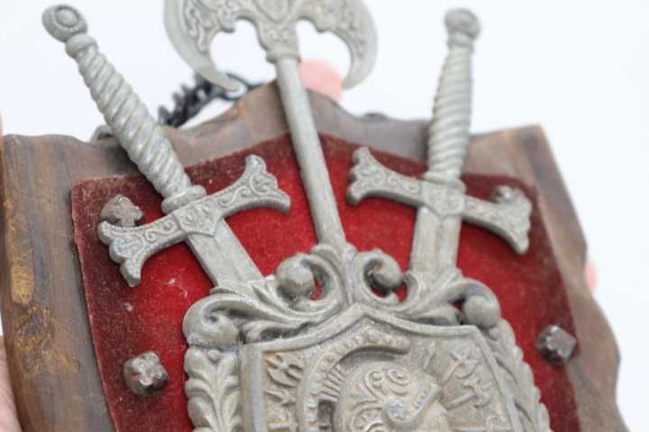 Brasão Medieval 2 espadas cruzadas em Ferro + alabarda madeira 26 cm
