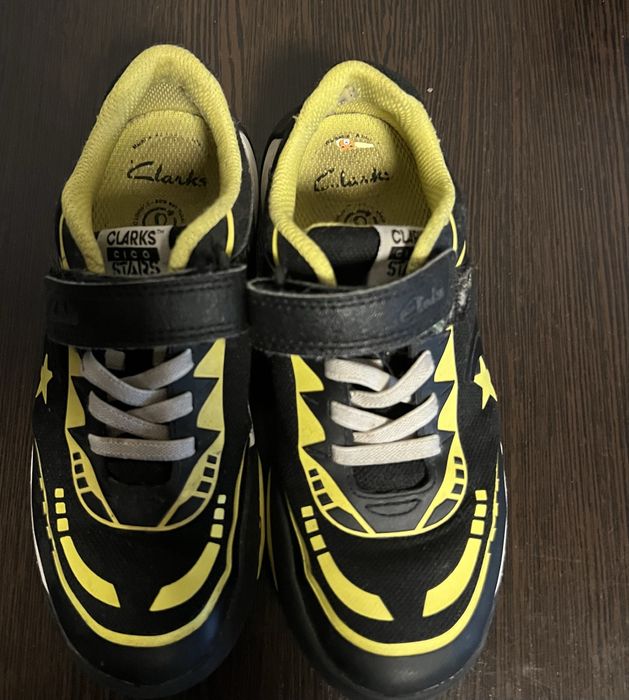 Кросівки Klarks.