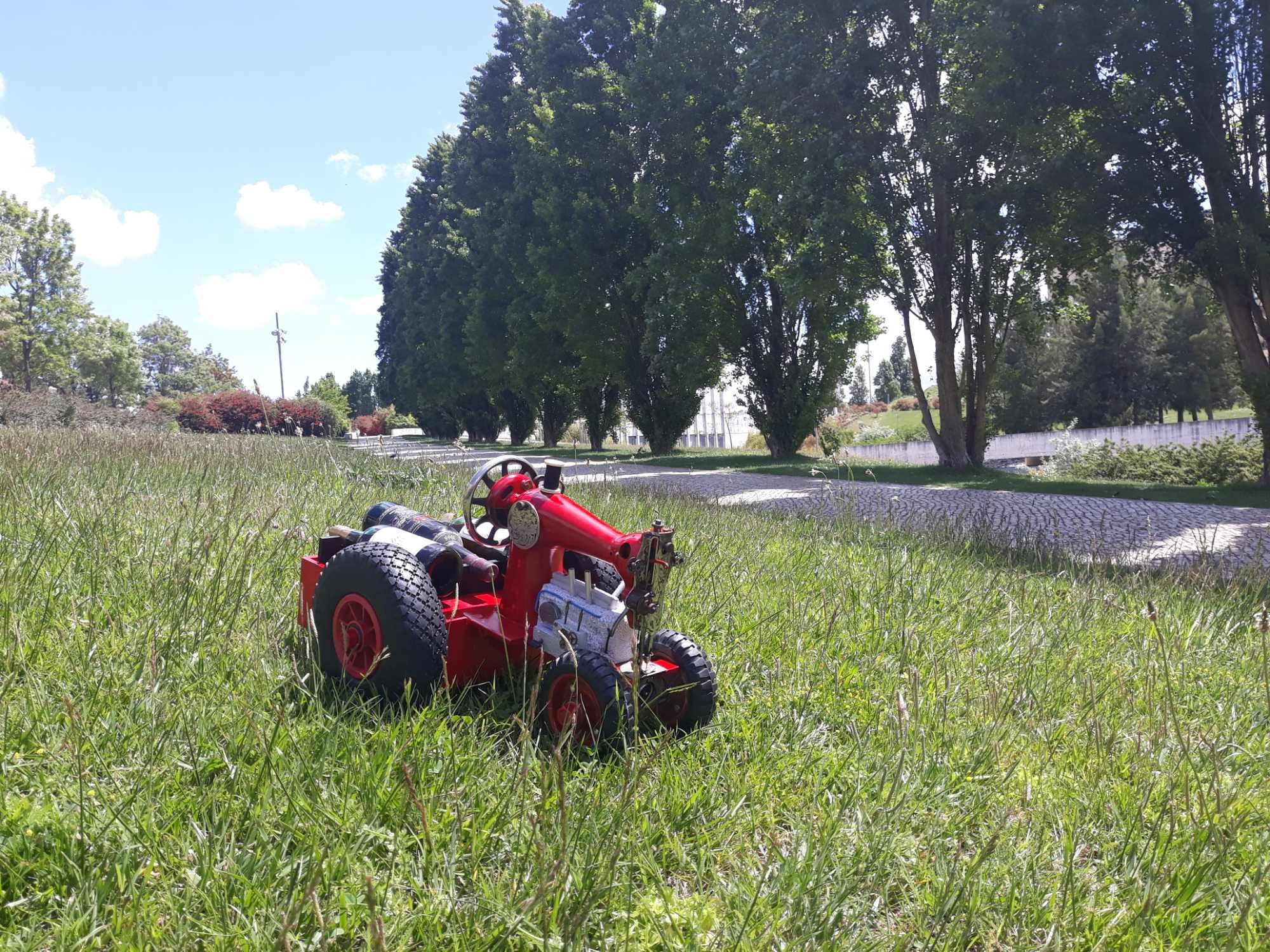 Máquina de costura Singer - trator com expositor para 3 garrafas