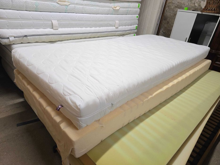 Materac 90 x 200, wysokość 15 cm, stan bardzo dobry, wyprany