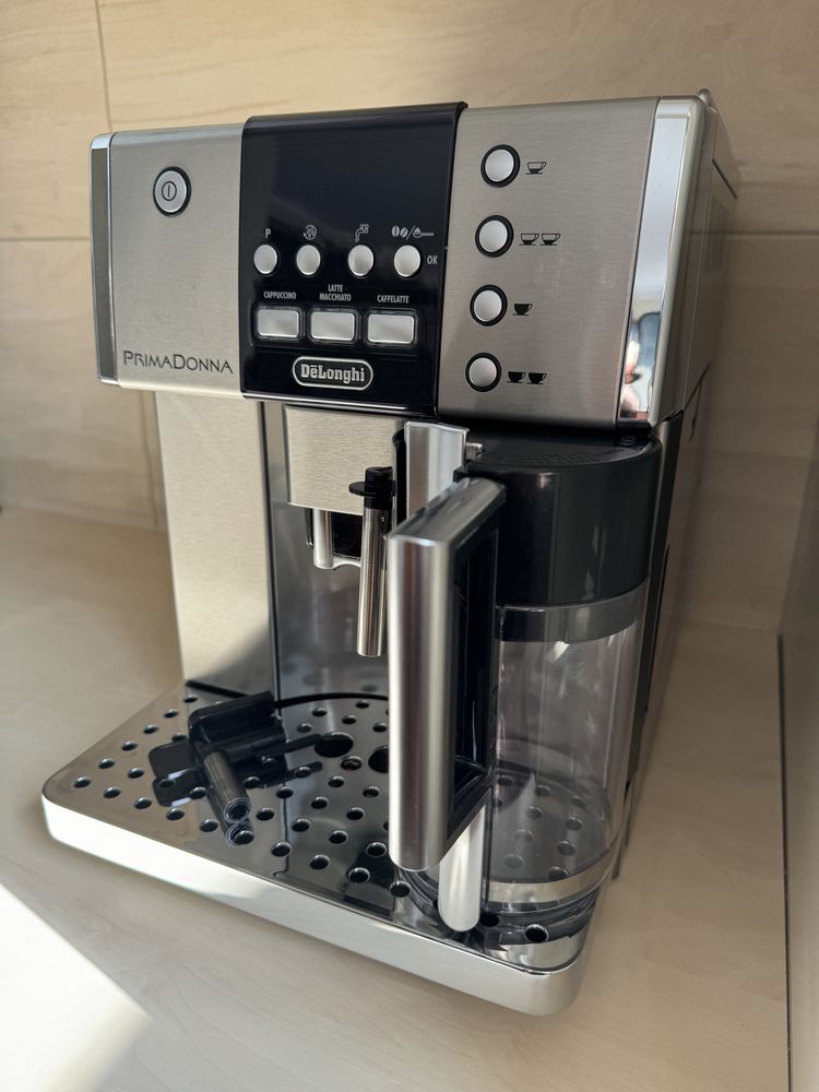 Ekspres ciśnieniowy DeLonghi PrimaDonna ESAM6600