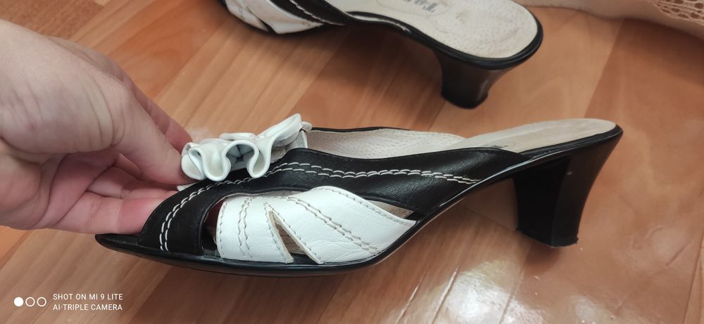 Шлепанцы кожаные женские 37