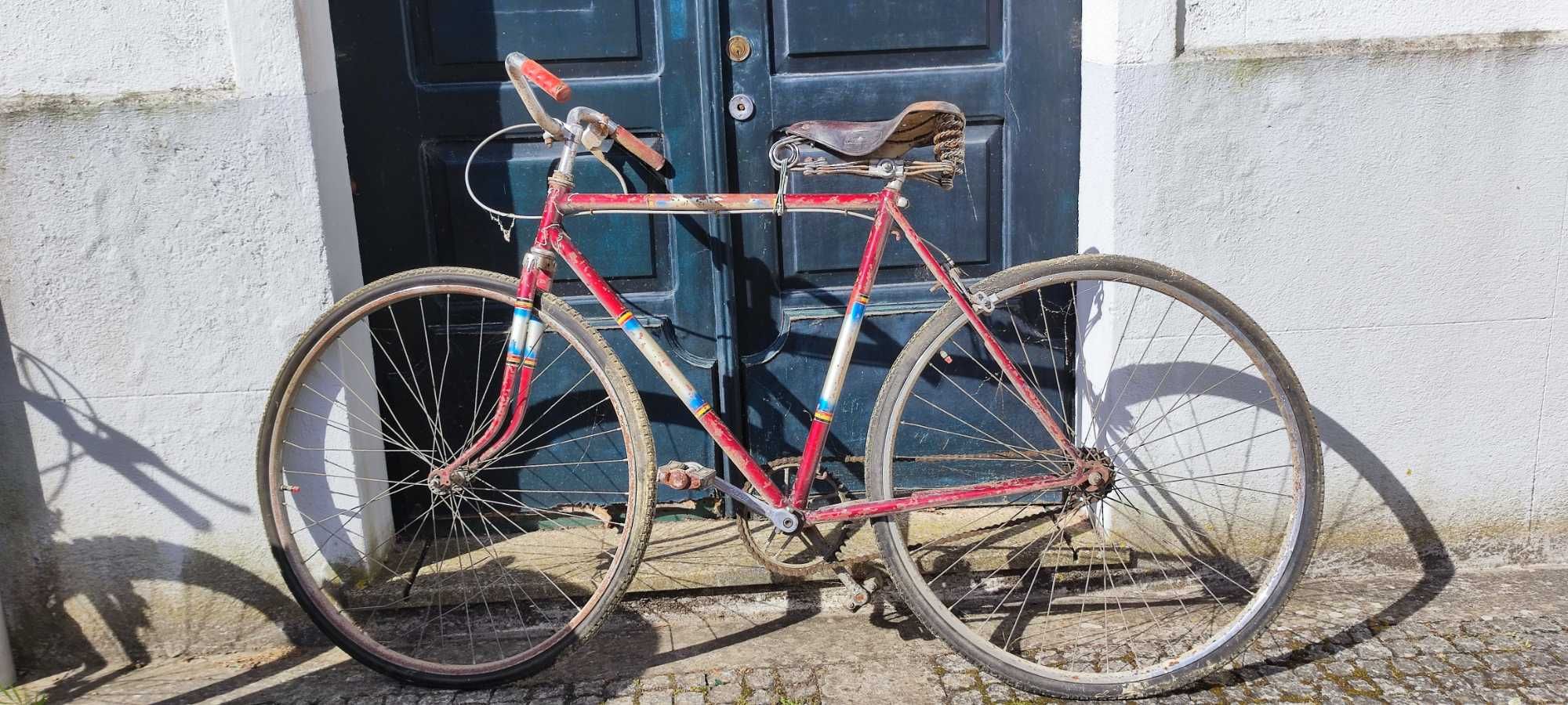 Bicicletas antigas (três)