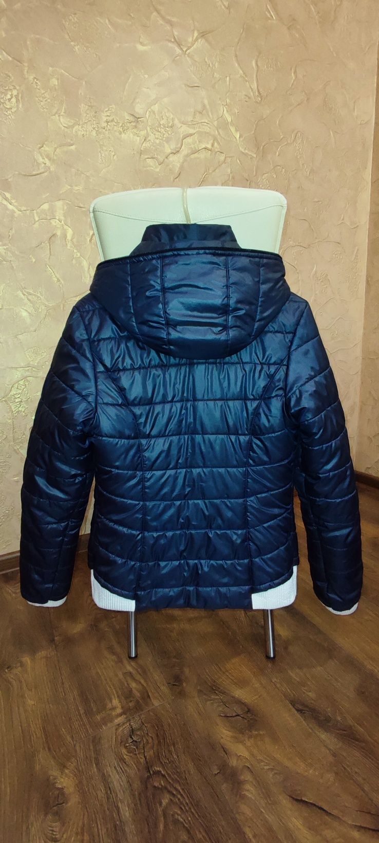 Продам женскую куртку