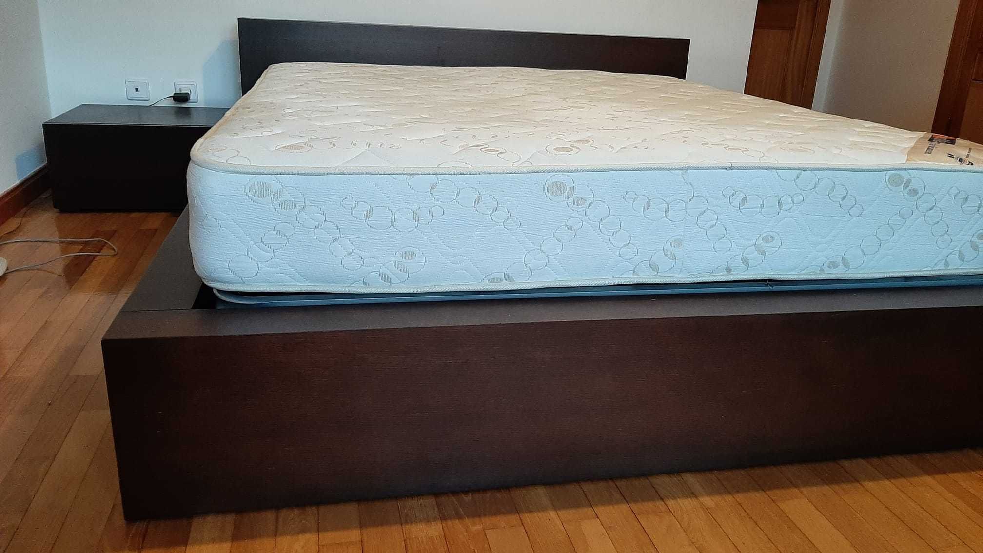 Cama de casal com muita arrumação!