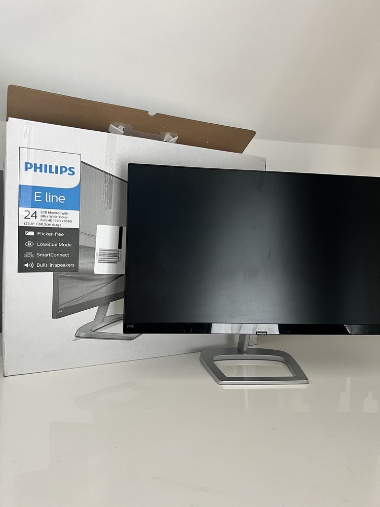 Monitor Philips 24 LCD Monitor with Ultra Wide-Color Full HD