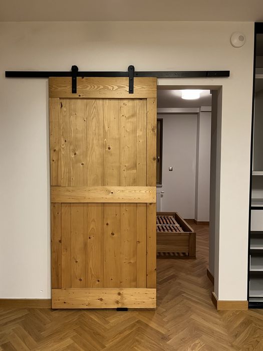 Drzwi sosnowe przesuwne - skrzydło z prowadnicą i rolkami