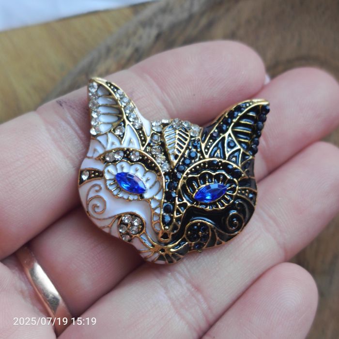 Nowa przepiękna metalowa broszka biało-czarny kot z niebieskimi kamien