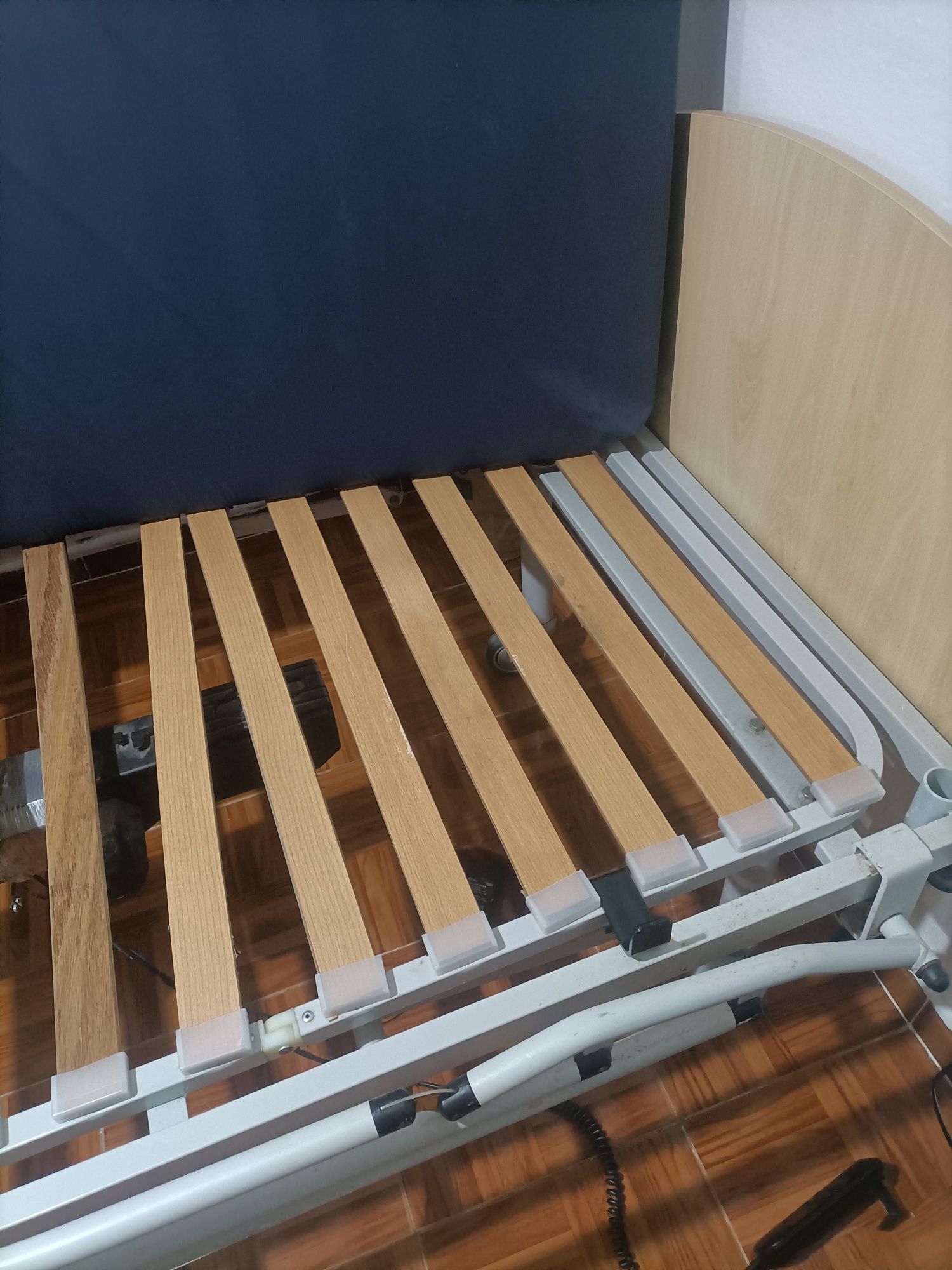 Cama articulada elétrica com comando