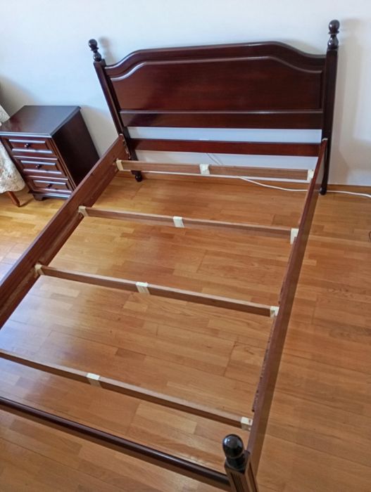 Cama casal 190x140 e 2 mesas de cabeceira , em muito bom estado