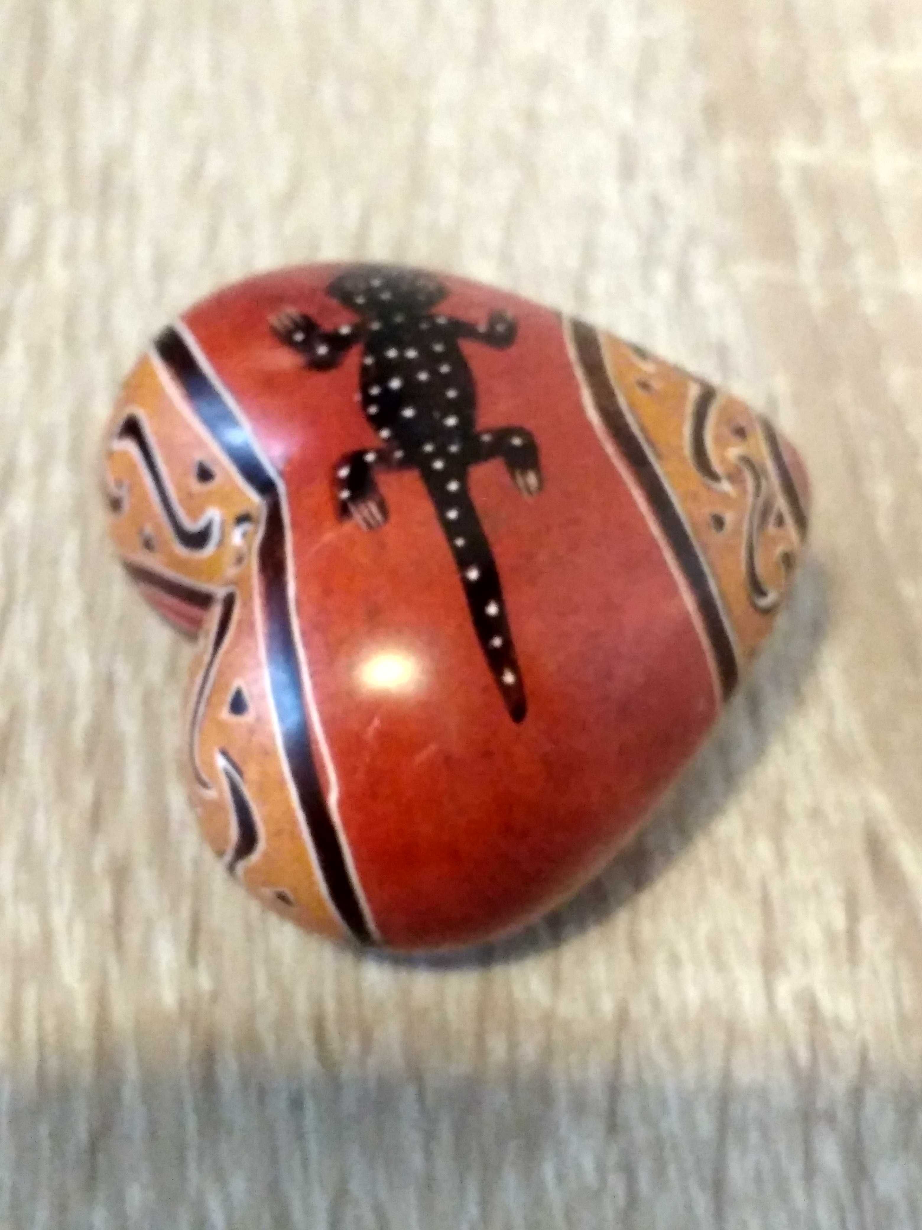 afrykańska ręcznie rzeźbiona jaszczurka w kształcie serca w kamieniu
