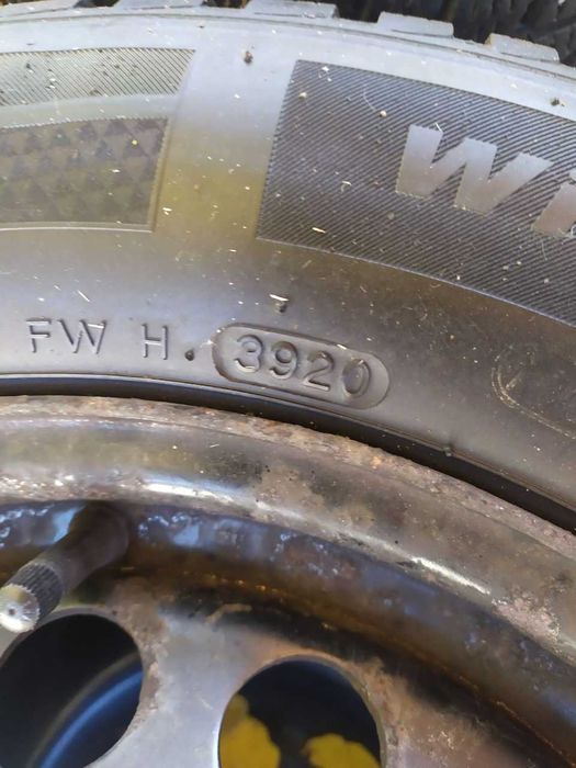 Шини зимові R 15 Hankook та Nokian разом із металевим диском