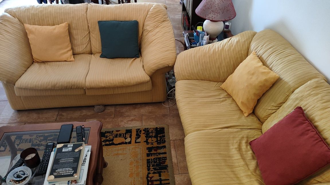 Conjunto dois sofás em tecido impecáveis
