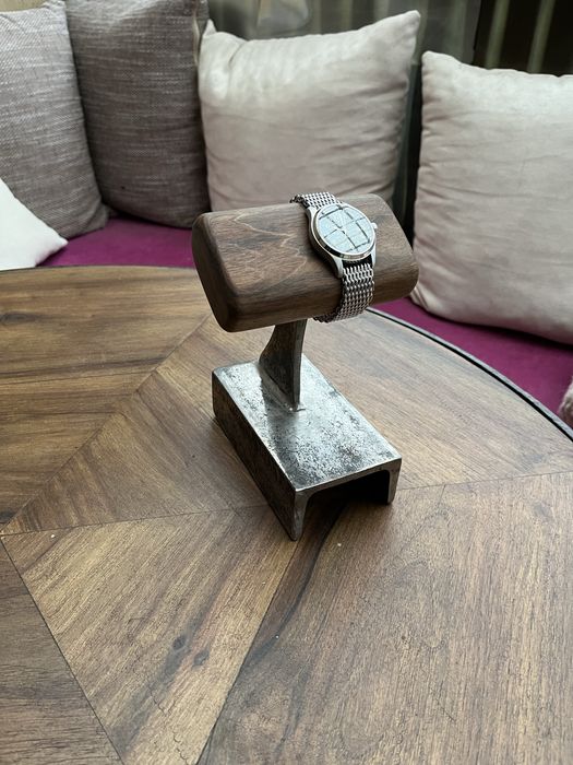 Stojak na zegarki orzech i stal