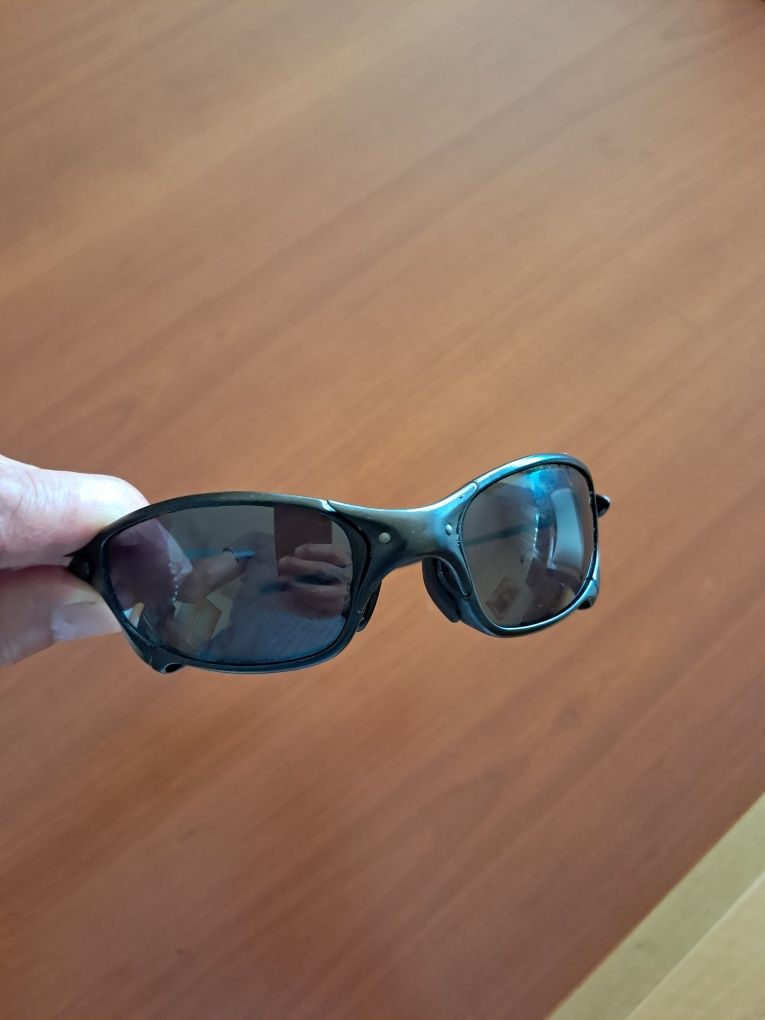 Óculos de sol Oakley.