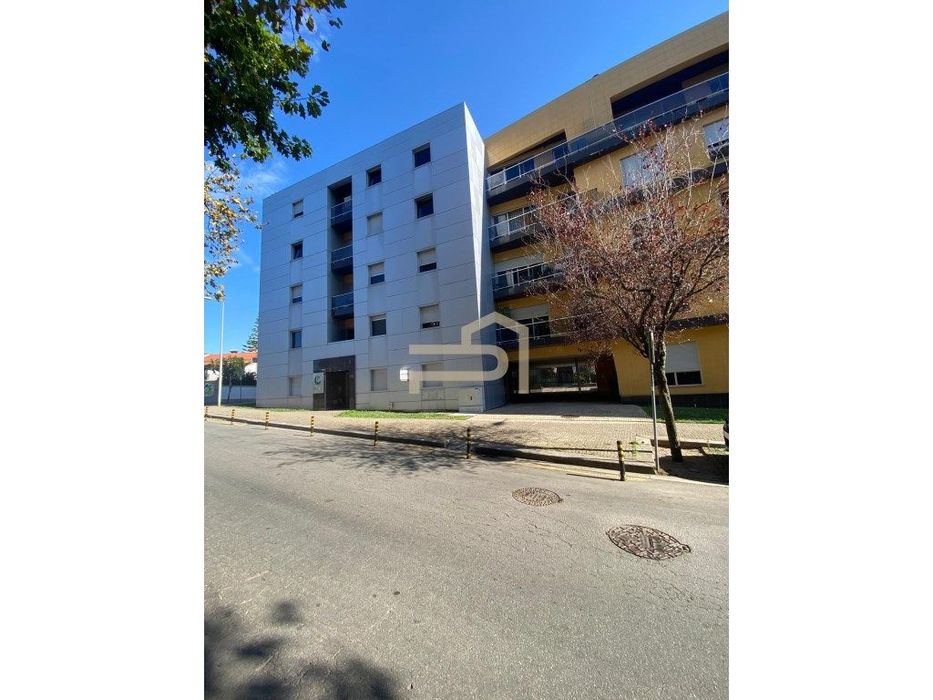 Loja de Rua com Garagem