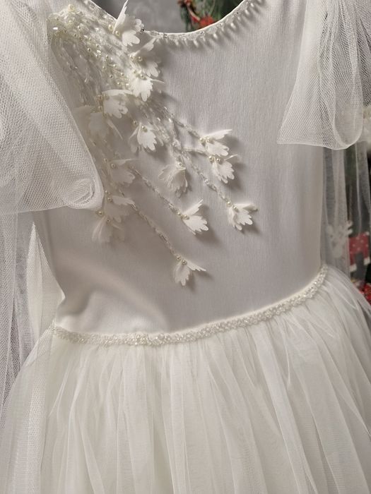 Сукня святкова кольору айворі для дівчинки 4-5років