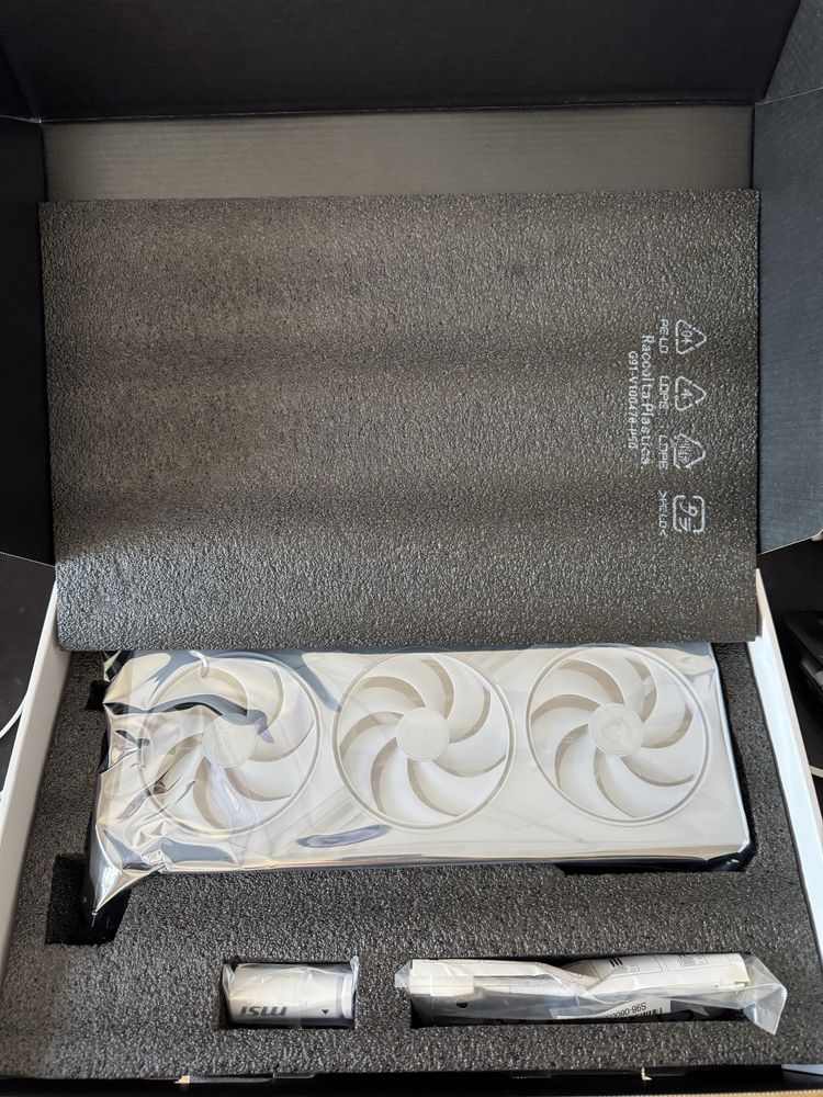 Placa Gráfica MSI RTX 5080 GAMING TRIO OC White 16GB GDDR7 DLSS4