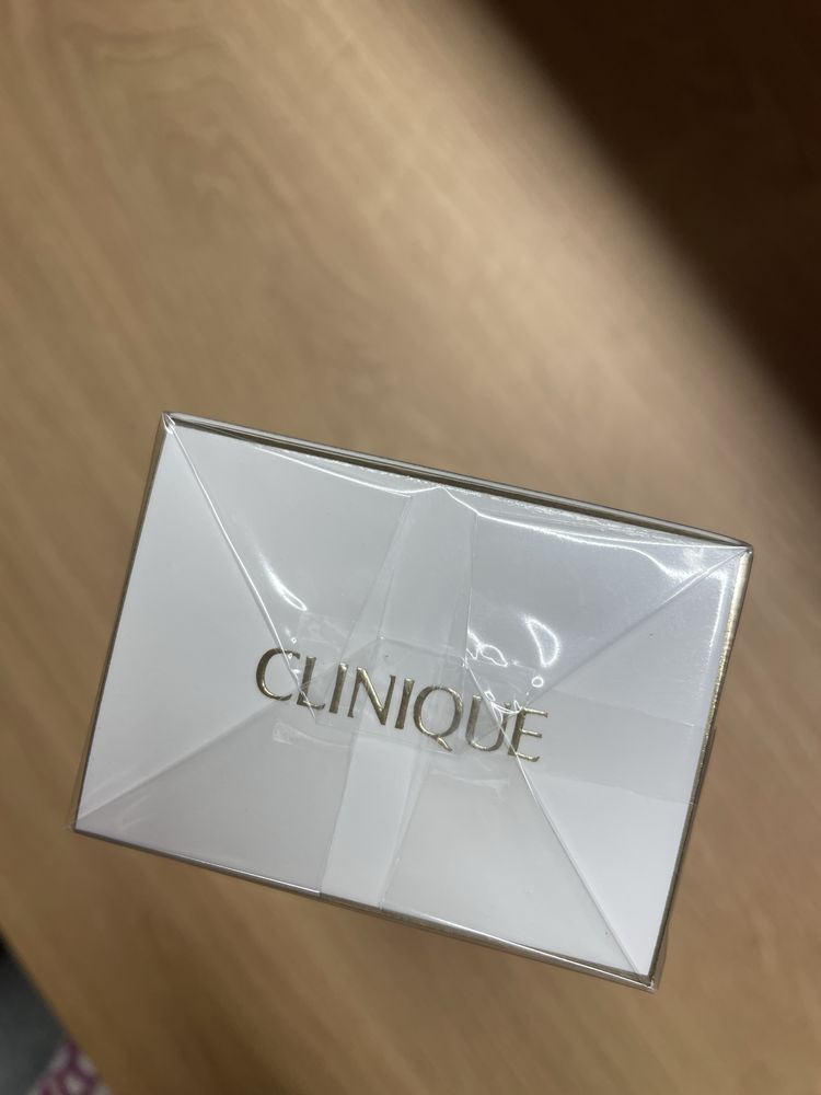 Perfumy Clinique Aromatics in white