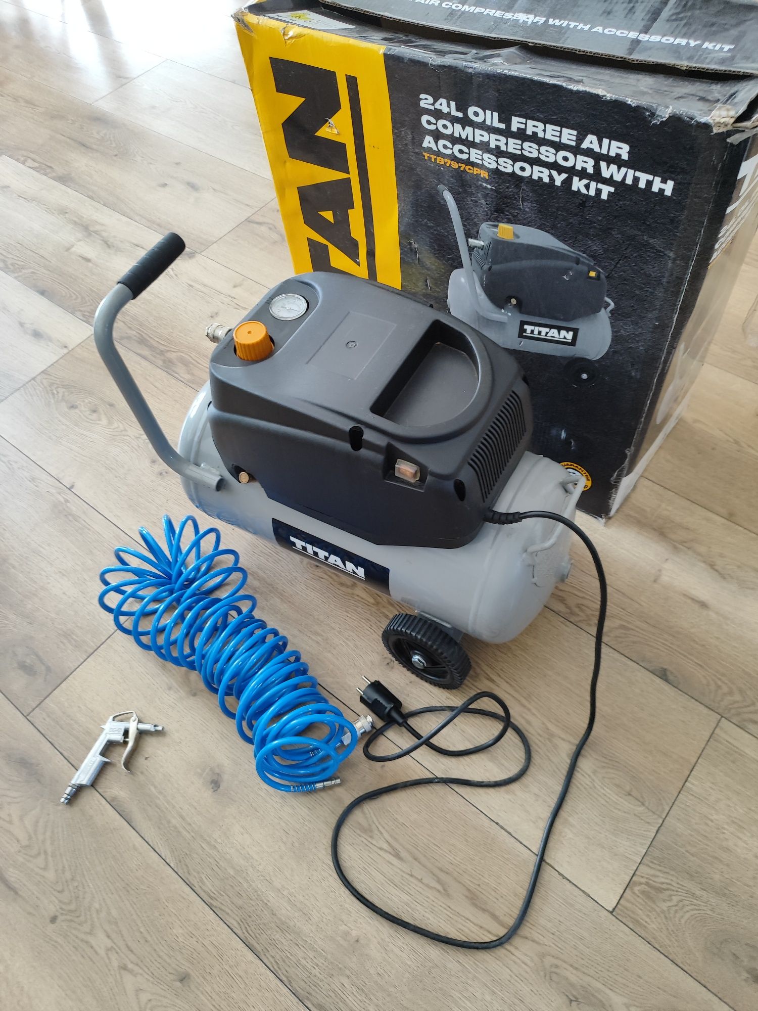 Kompresor bezolejowy Titan 24l/8bar, rok 2024