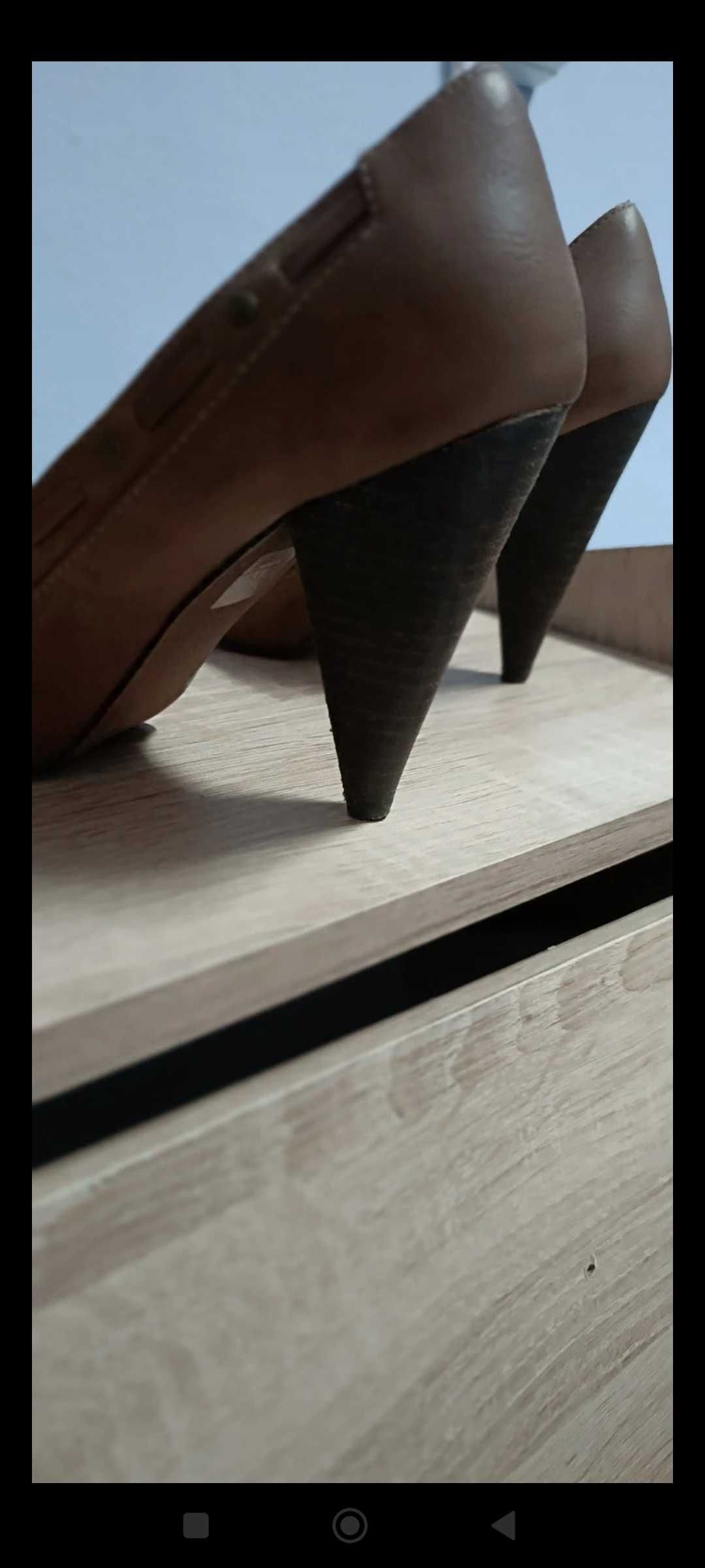 Sapatos castanhos em pele