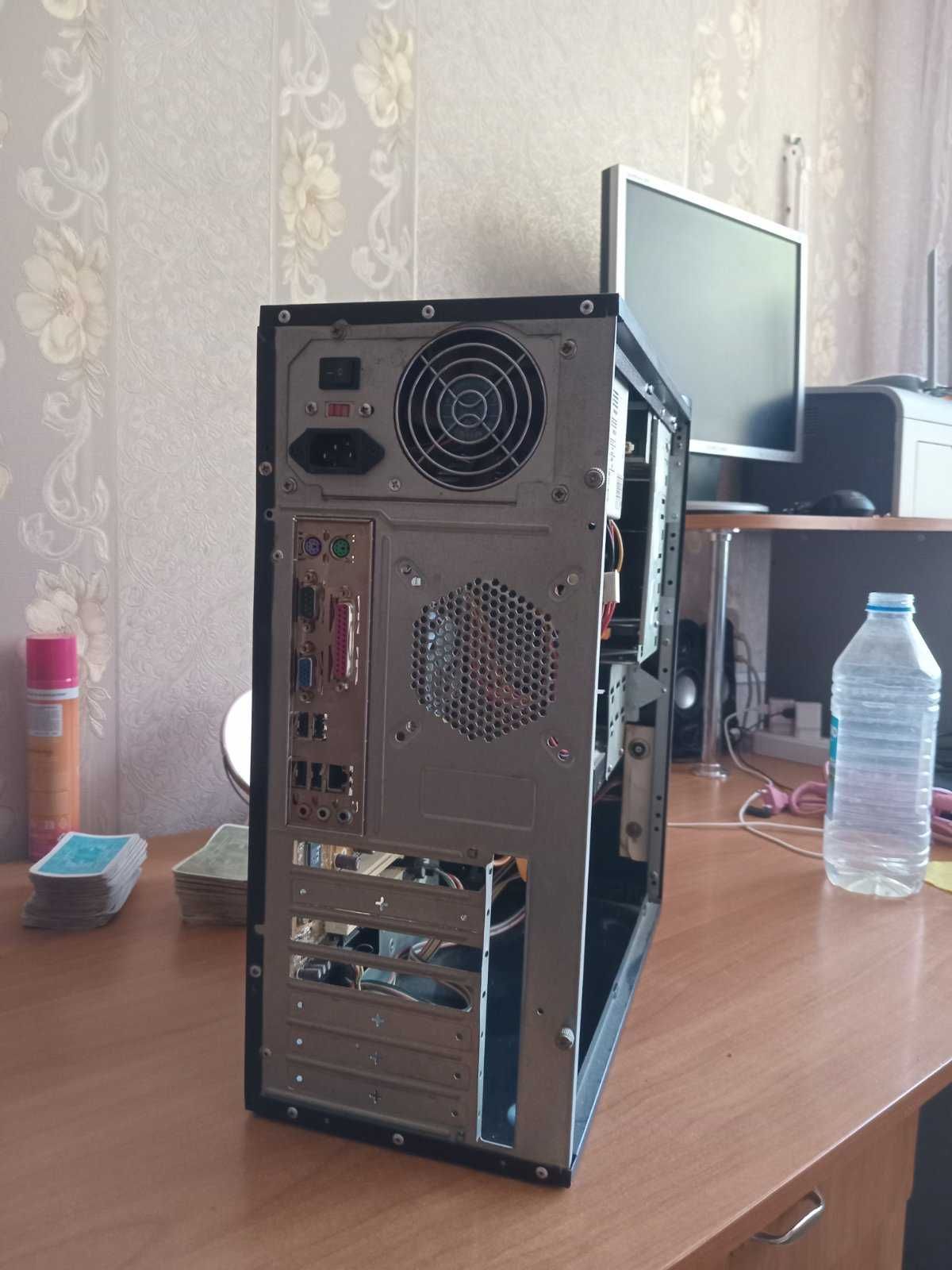 Компьютер в сборе, системный блок, монитор, клавиши, динамики, мышка