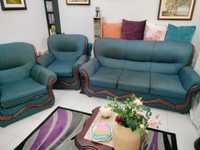 conjunto de três sofás azuis