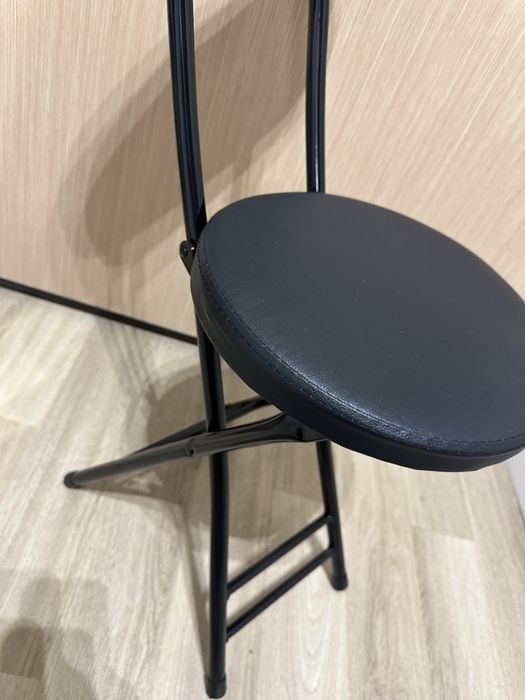 Krzesło składane czarne z podparciem tapicerowane małe taboret
