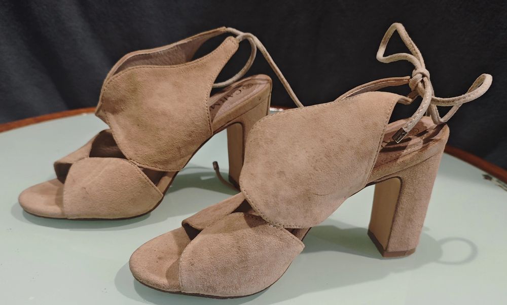Sandálias rosa e sandálias bege.