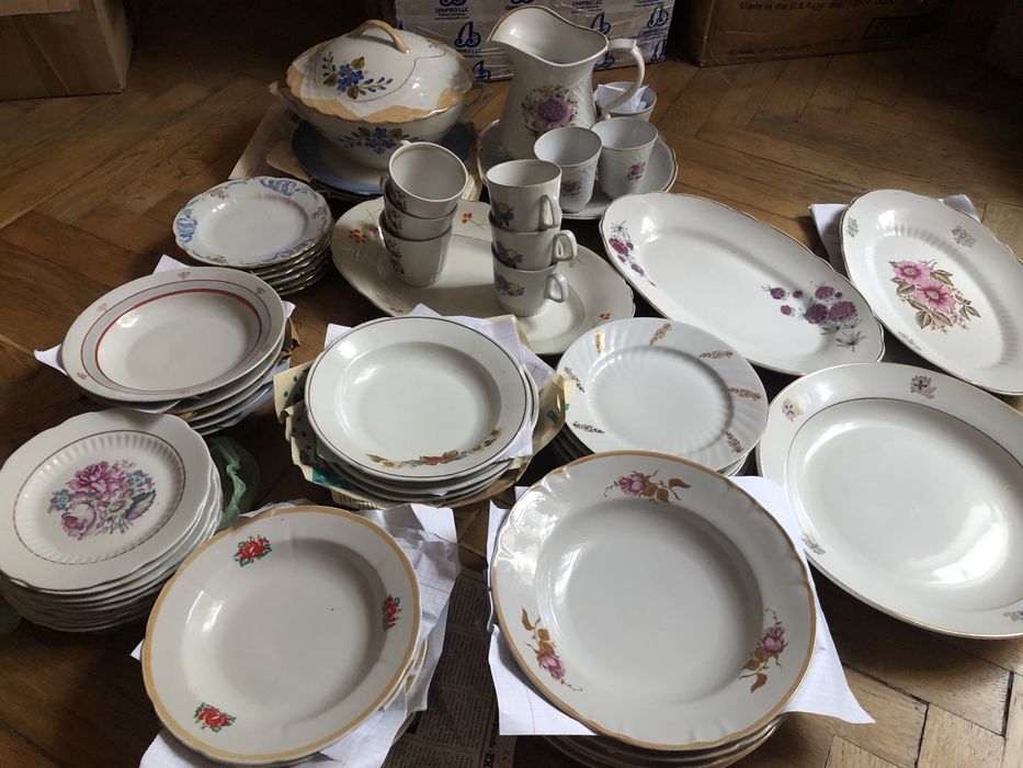 Посуд фарфор тарілки горнятка супниця блюдо глечик