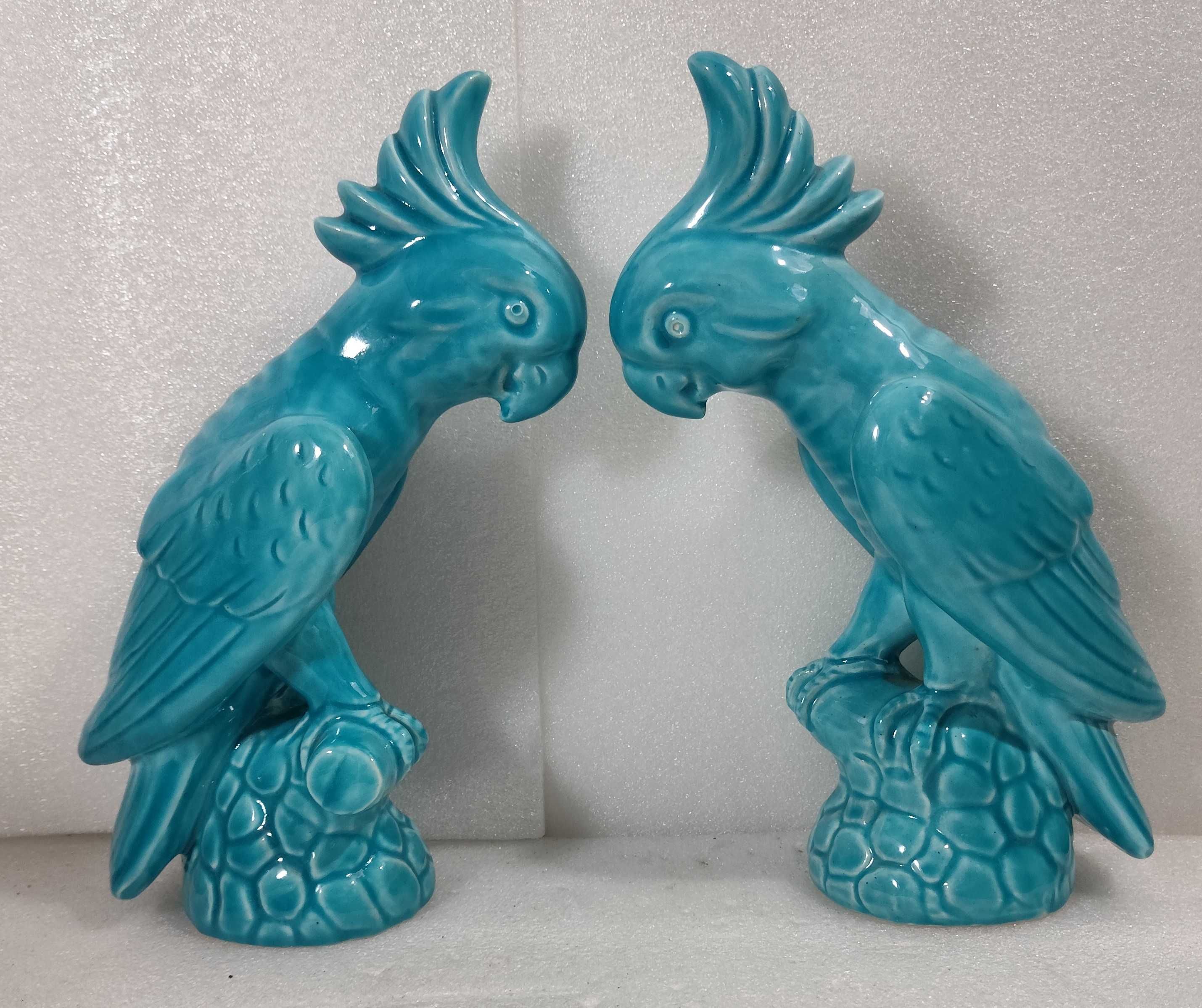 Par de catatuas em cerâmica pintada