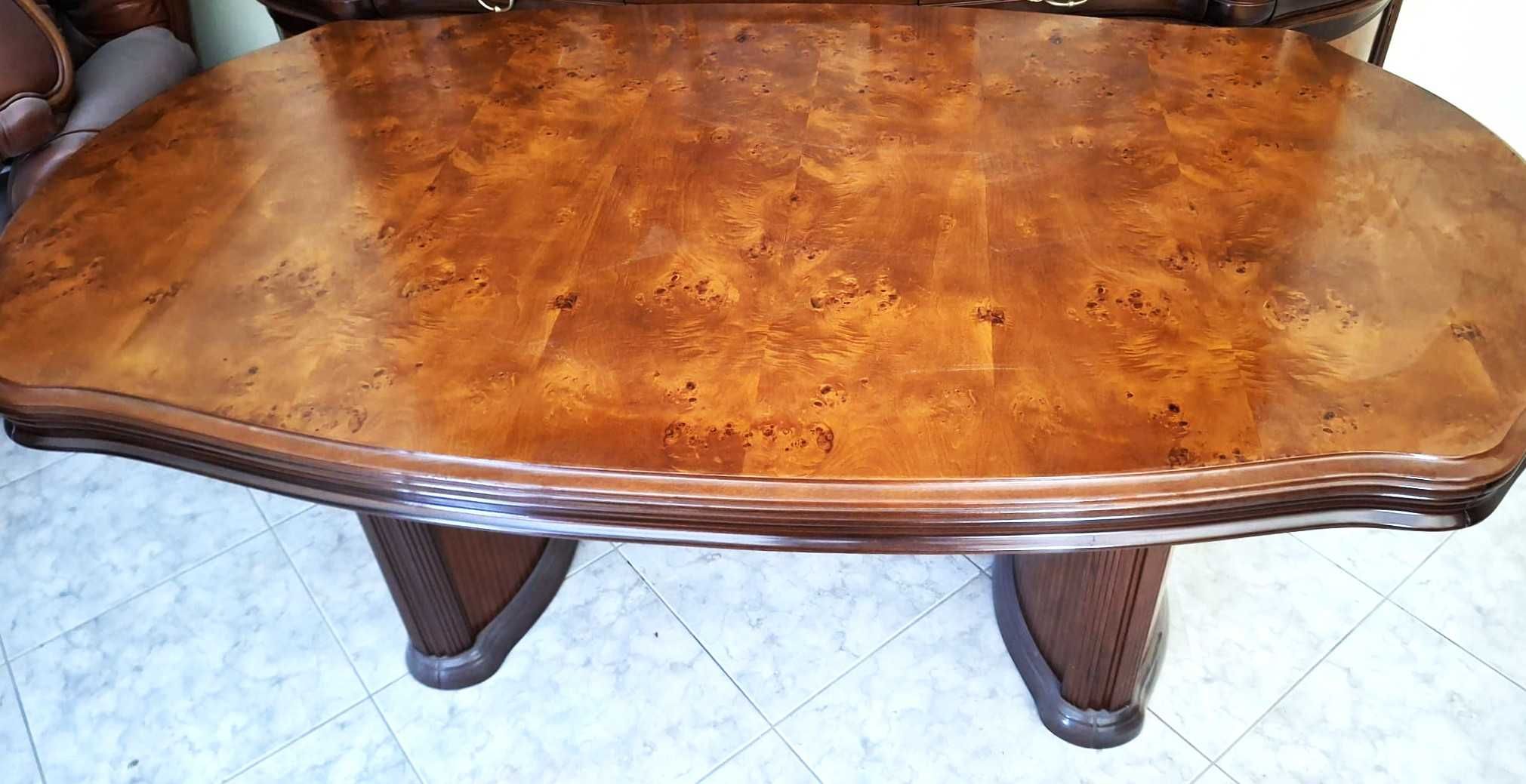 Conjunto de Mesa e 6 Cadeiras.
