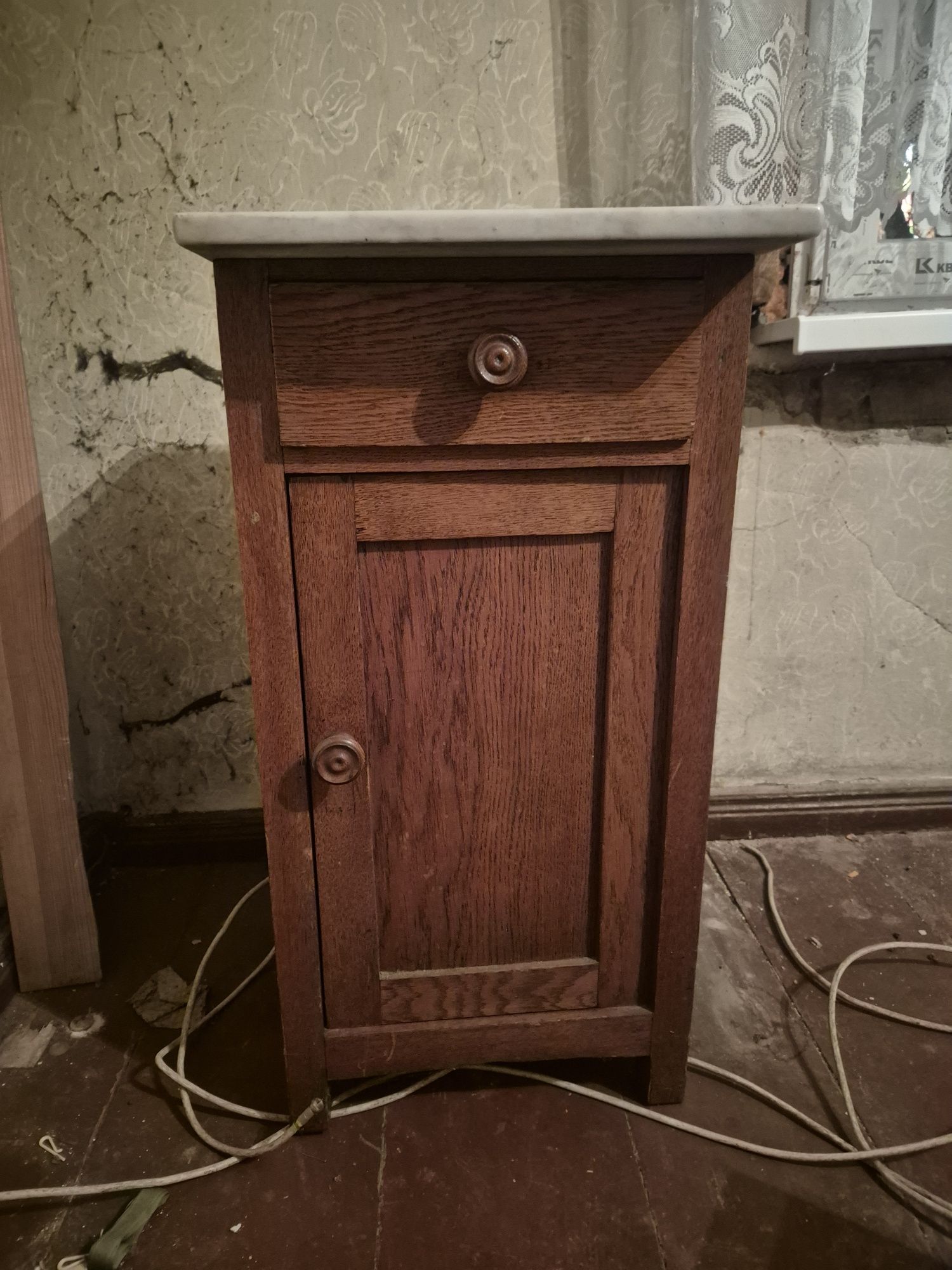 Szafeczka nocna z marmurowym blatem