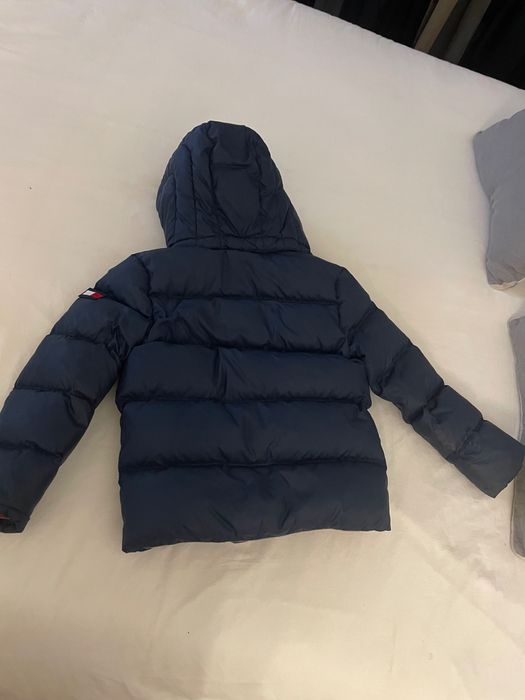 Blusão de penas da TOMMY HILFIGER. Em bom estado. Tamanho 128.