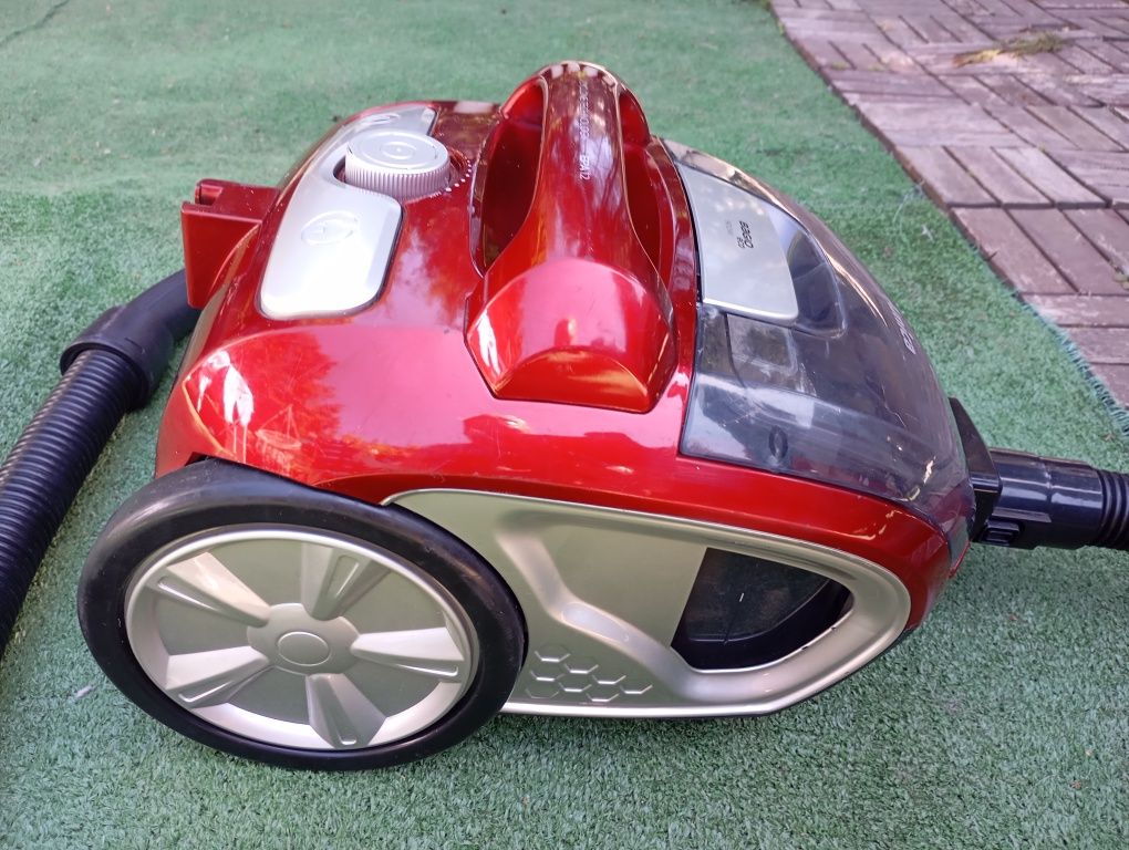 Odkurzacz cyklonowy Amica Bagio Eco VM3044, moc 900W + wąż. Czerwony