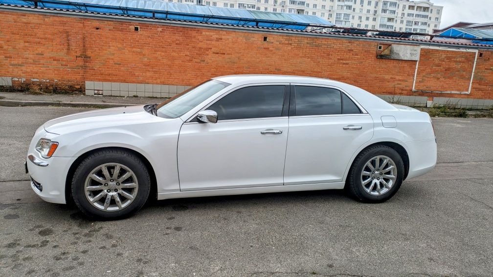 Продам Chrysler 300C 2013 года