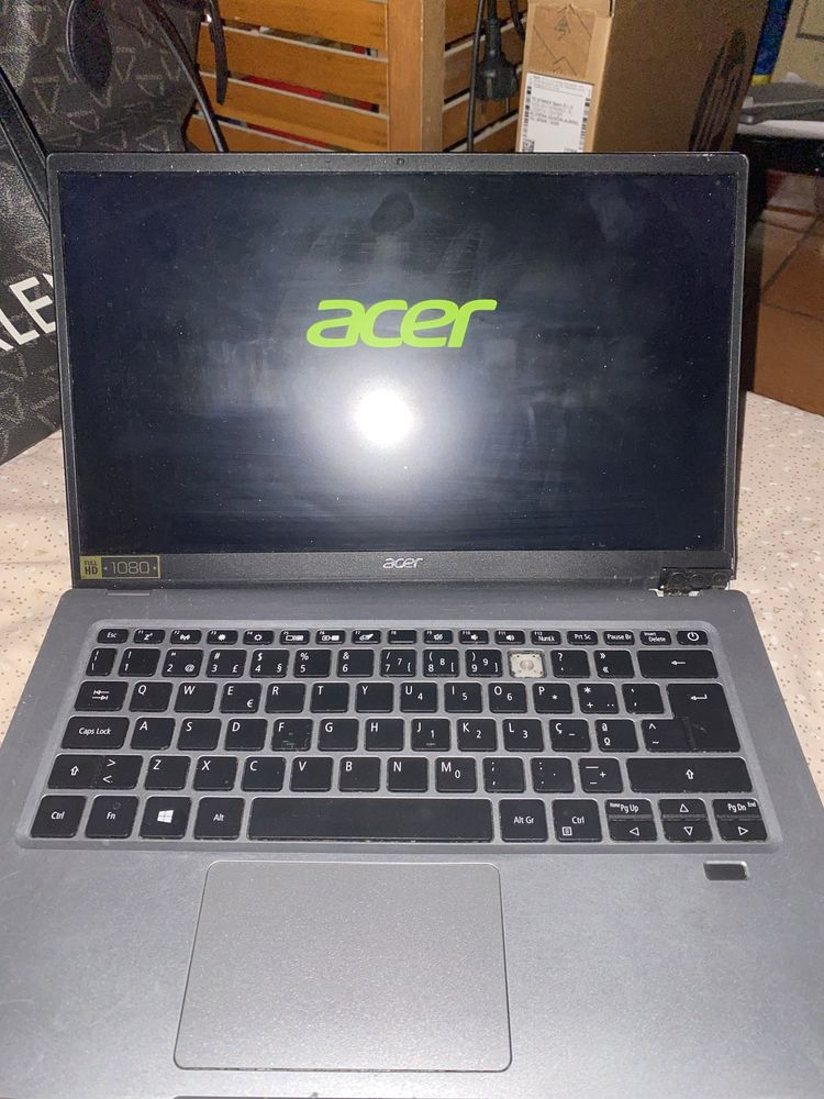 Acer com carregador – Vende-se para peças (funciona bem, ecrã solto)