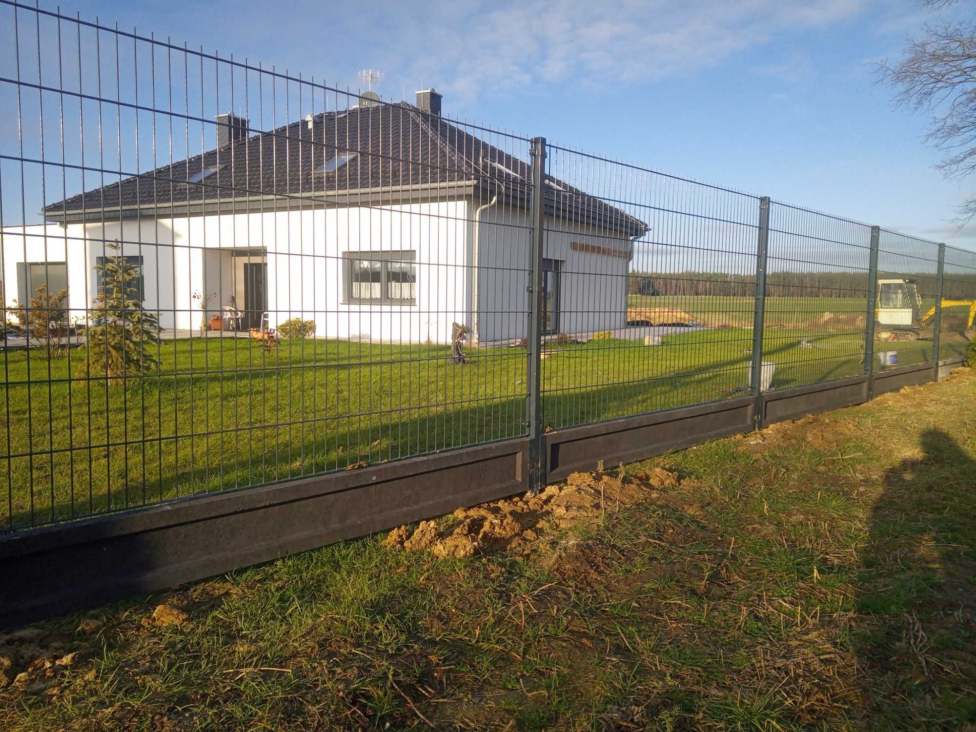 Panele ogrodzeniowe, Podmurówka betonowa, słupek ogrodzeniowy