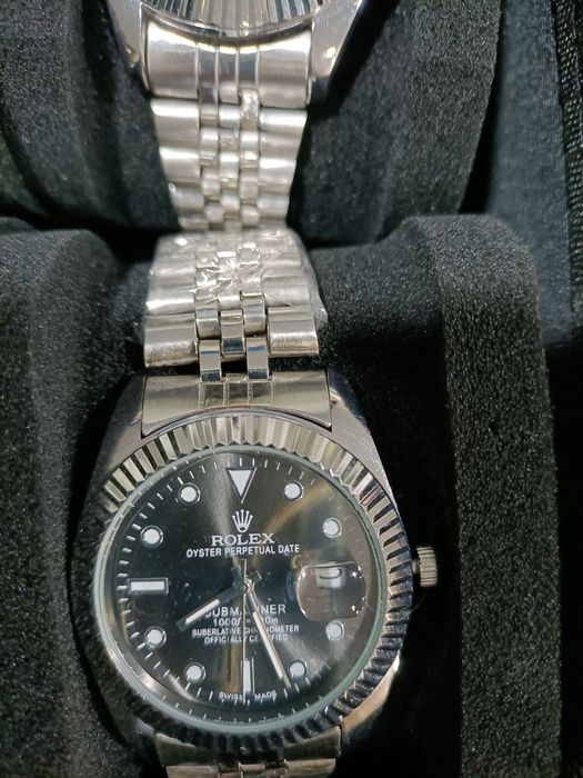 Relógio preto prateado