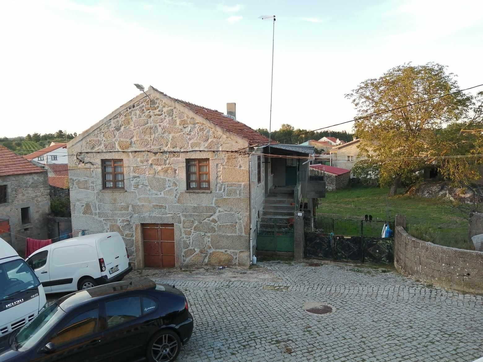 Casa em pedra com dois pisos para reabilitar