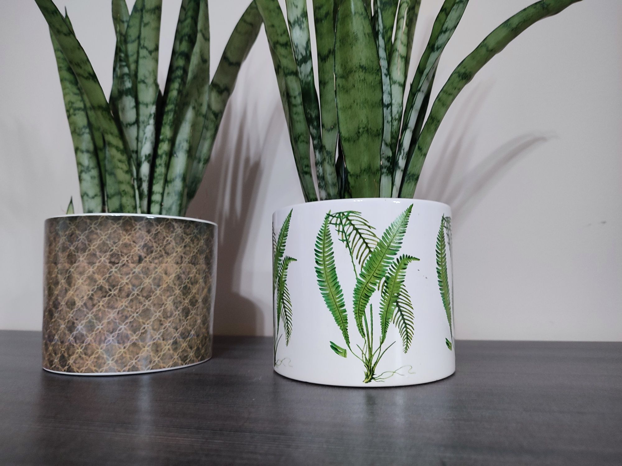 Szerokie ceramiczne donice osłonki we wzory