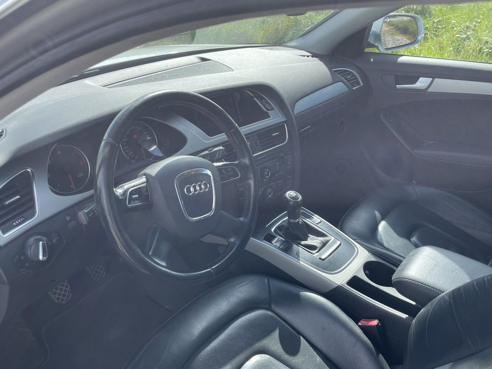 Audi A4 Avant cinza metalizado
