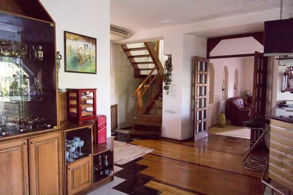 Продам частный дом 300 кВ.м,Новые дома, возле Меркурий(код 4656)