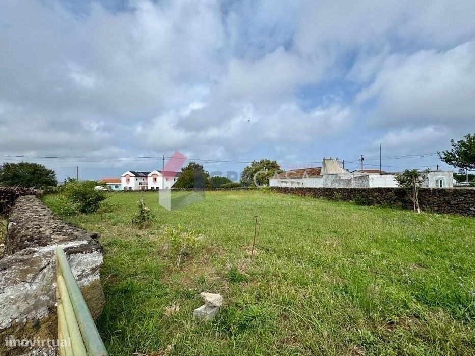Terreno no Cabo da Praia - 1396 m2, perto do centro da Praia da Vitóri