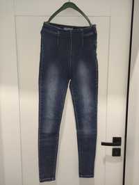 Granatowe spodnie jeansowe