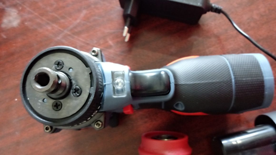 Шурупокрут DeWalt DCD805