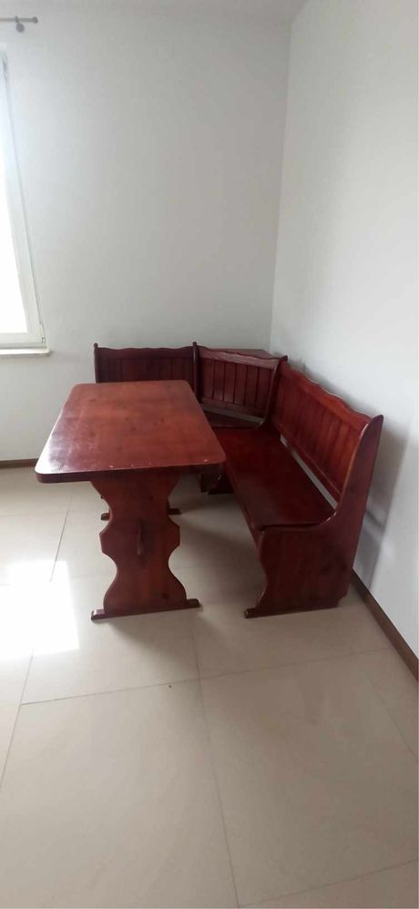 Drewniany stół z ławą narożną