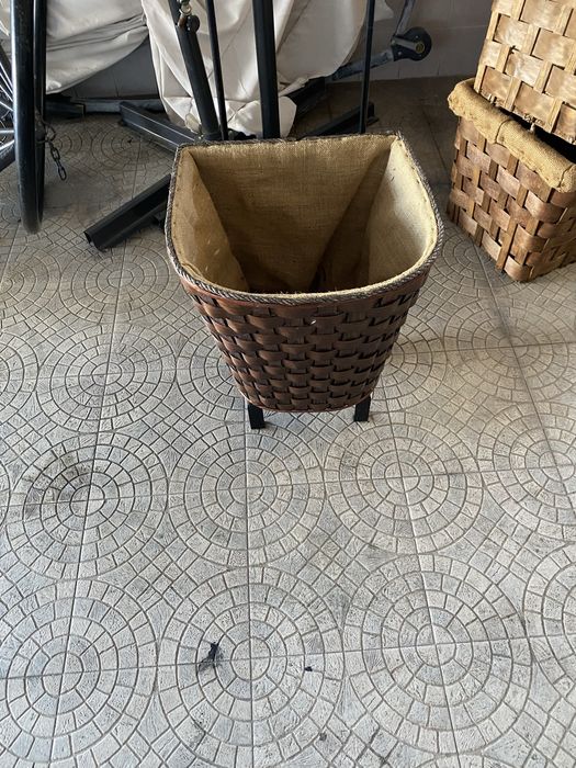 Cesto de lenha com rodas